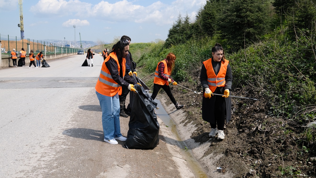 Ba�iskele�de �niversiteli Gen�lerden �rnek Davran��