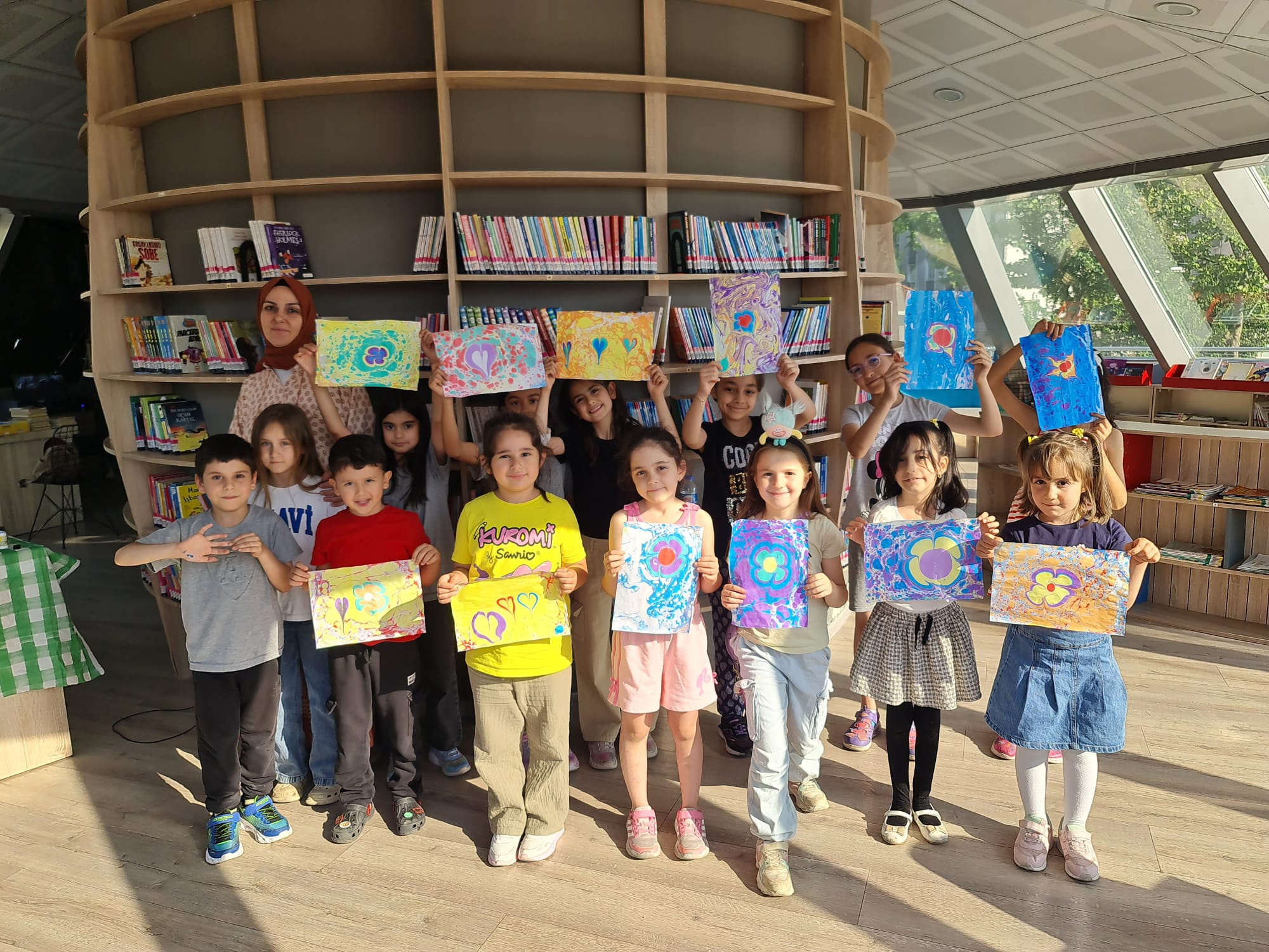 Ebru Sanat�n�n Renkli D�nyas� �ocuk K�t�phanesi�nde