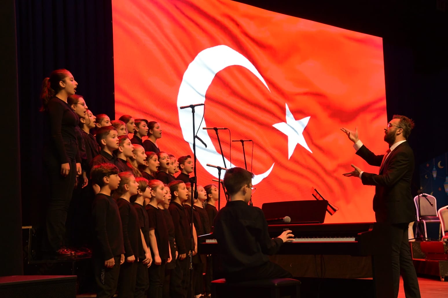 Baiskelede Kahramanlk Trkleriyle Genlik Konseri