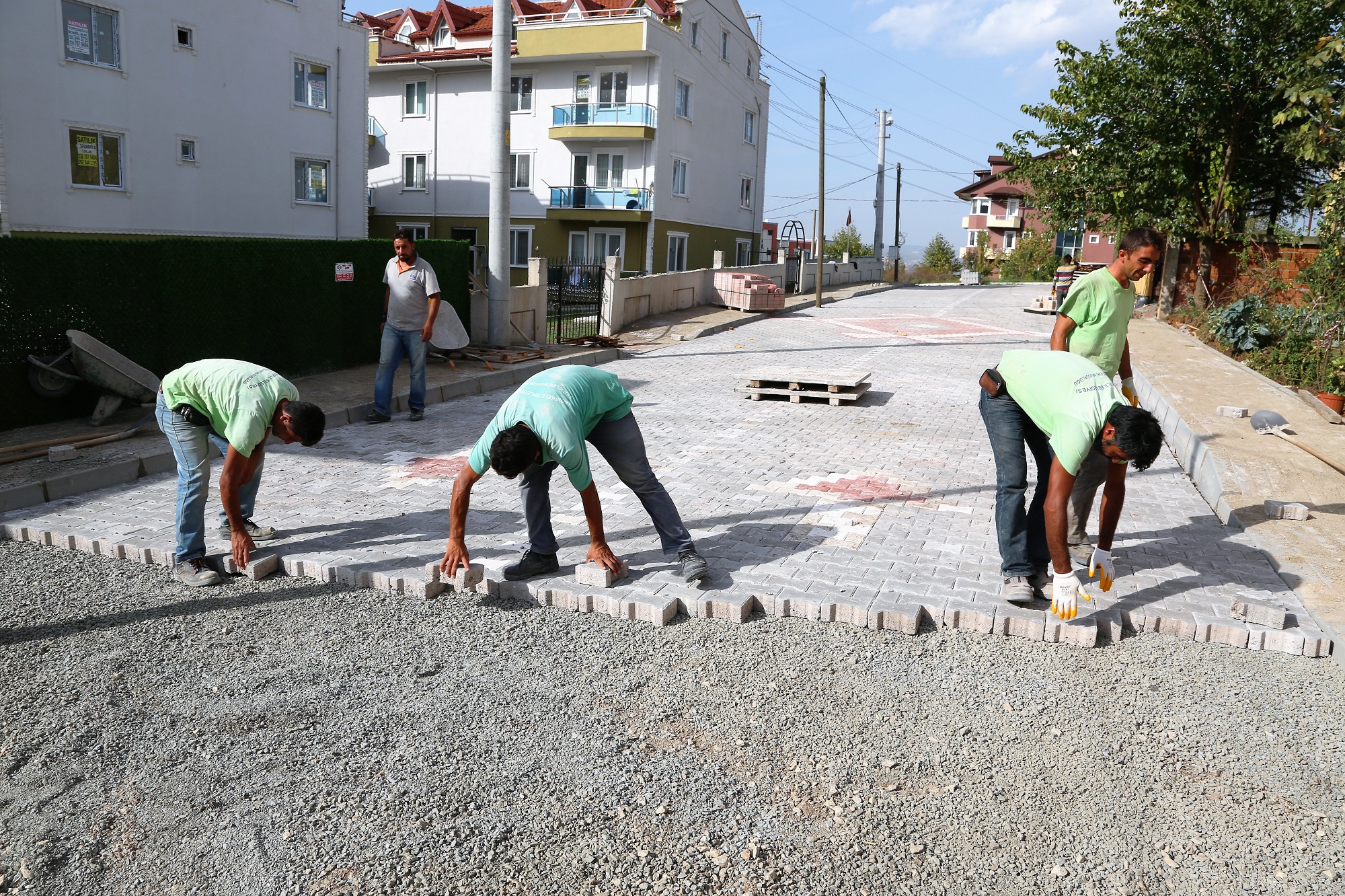 CADDE VE SOKAKLAR KLTL PARKE LE BULUUYOR