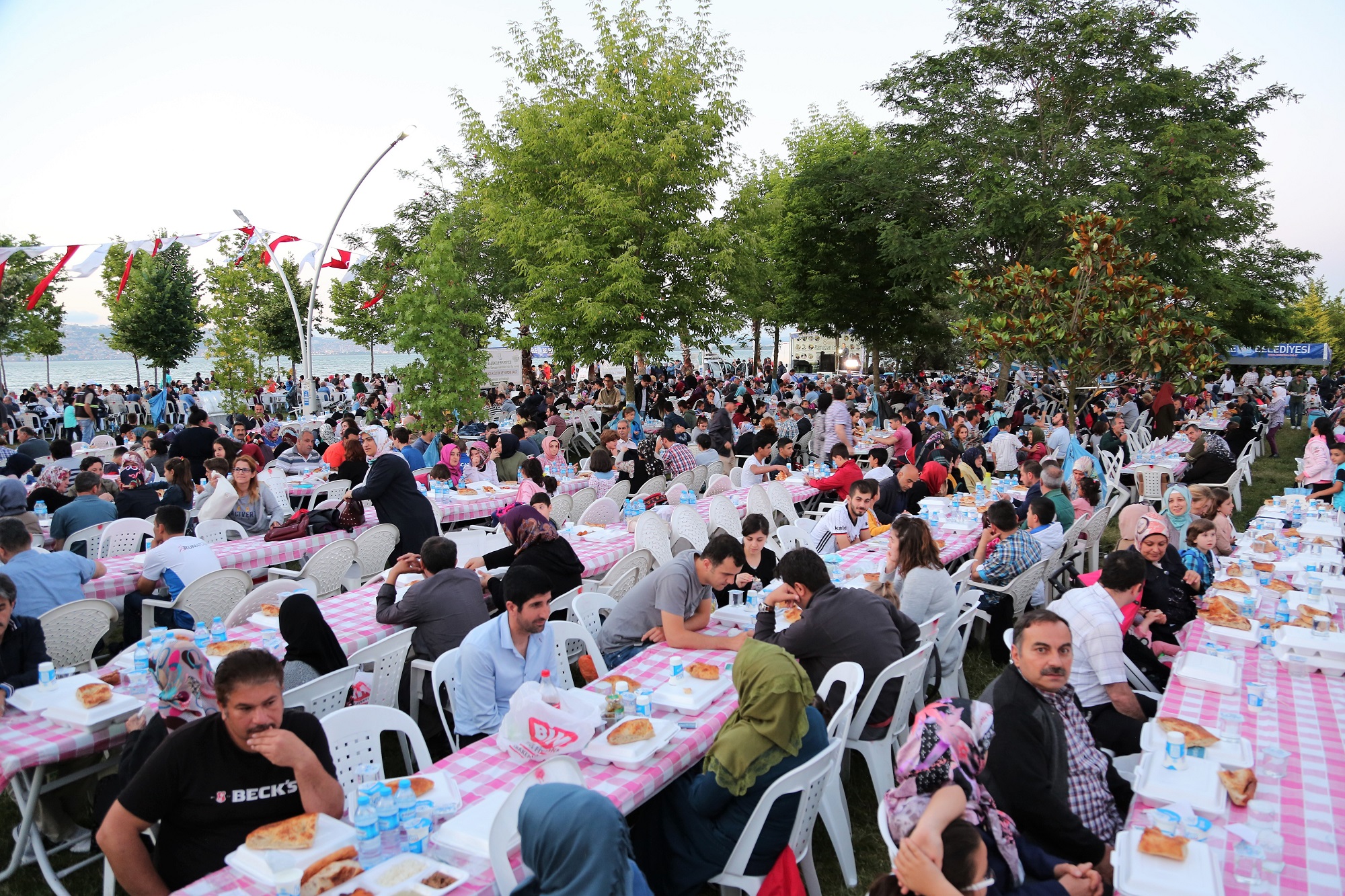 BASKELE HALKI SAHLDE BULUUYOR