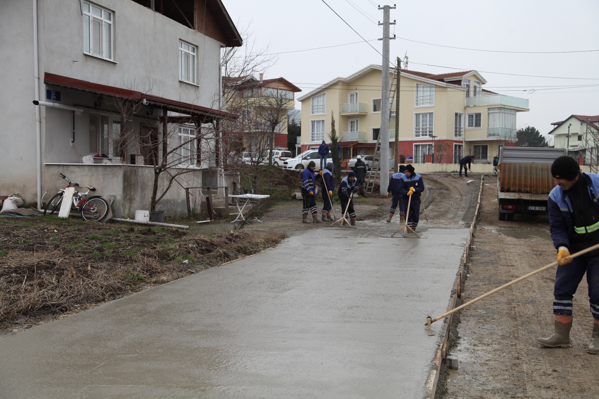 BETON YOL ALIMALARI DEVAM EDYOR