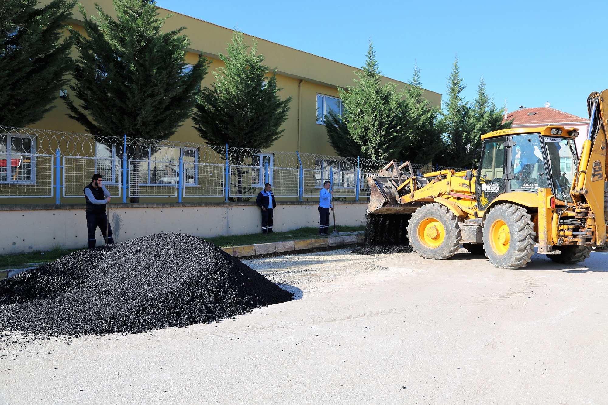 YOL VE KALDIRIM TAHRBATLARI ONARILIYOR