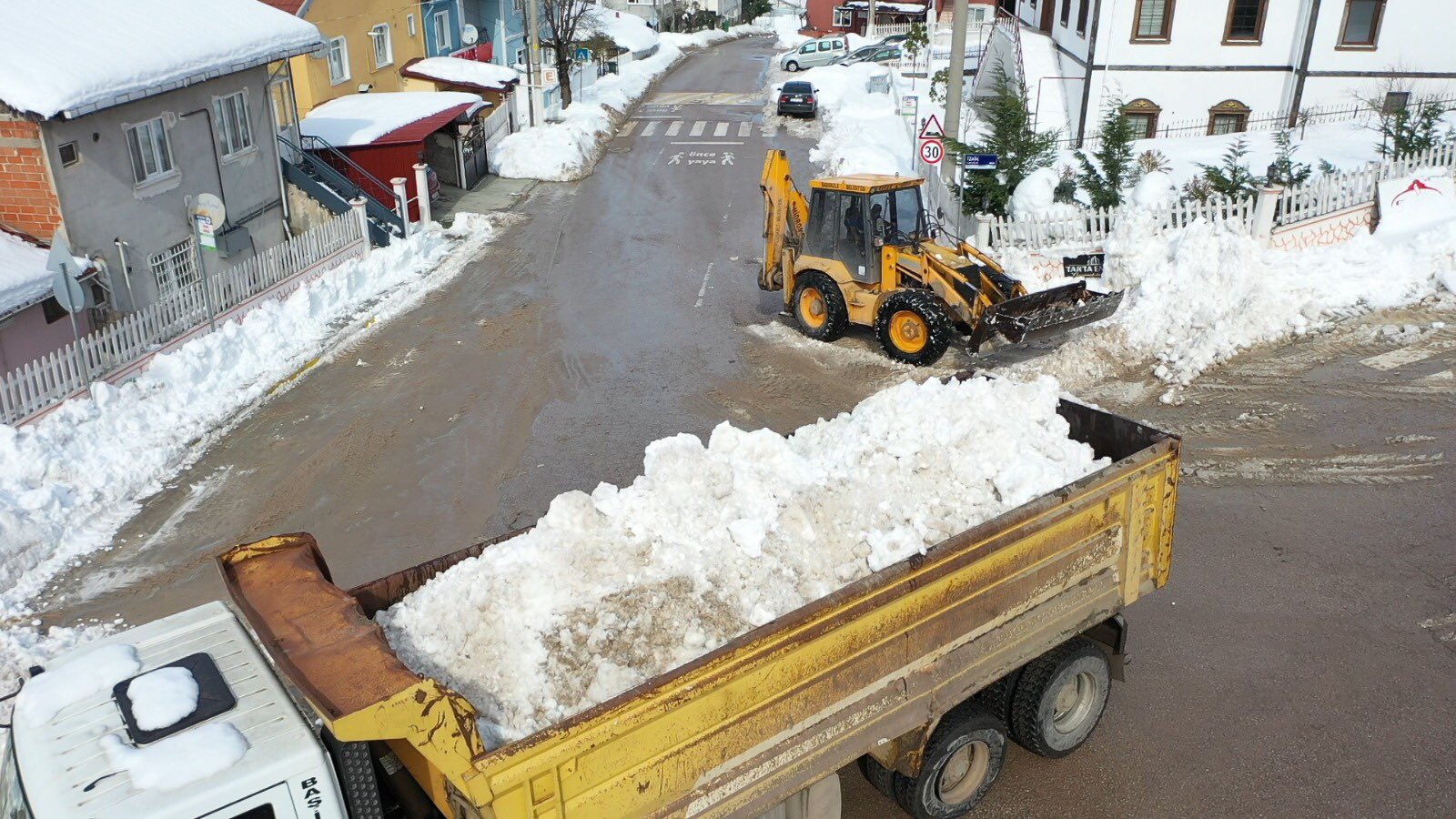 Kesintisiz Ulam in Kar Birikintileri Temizleniyor