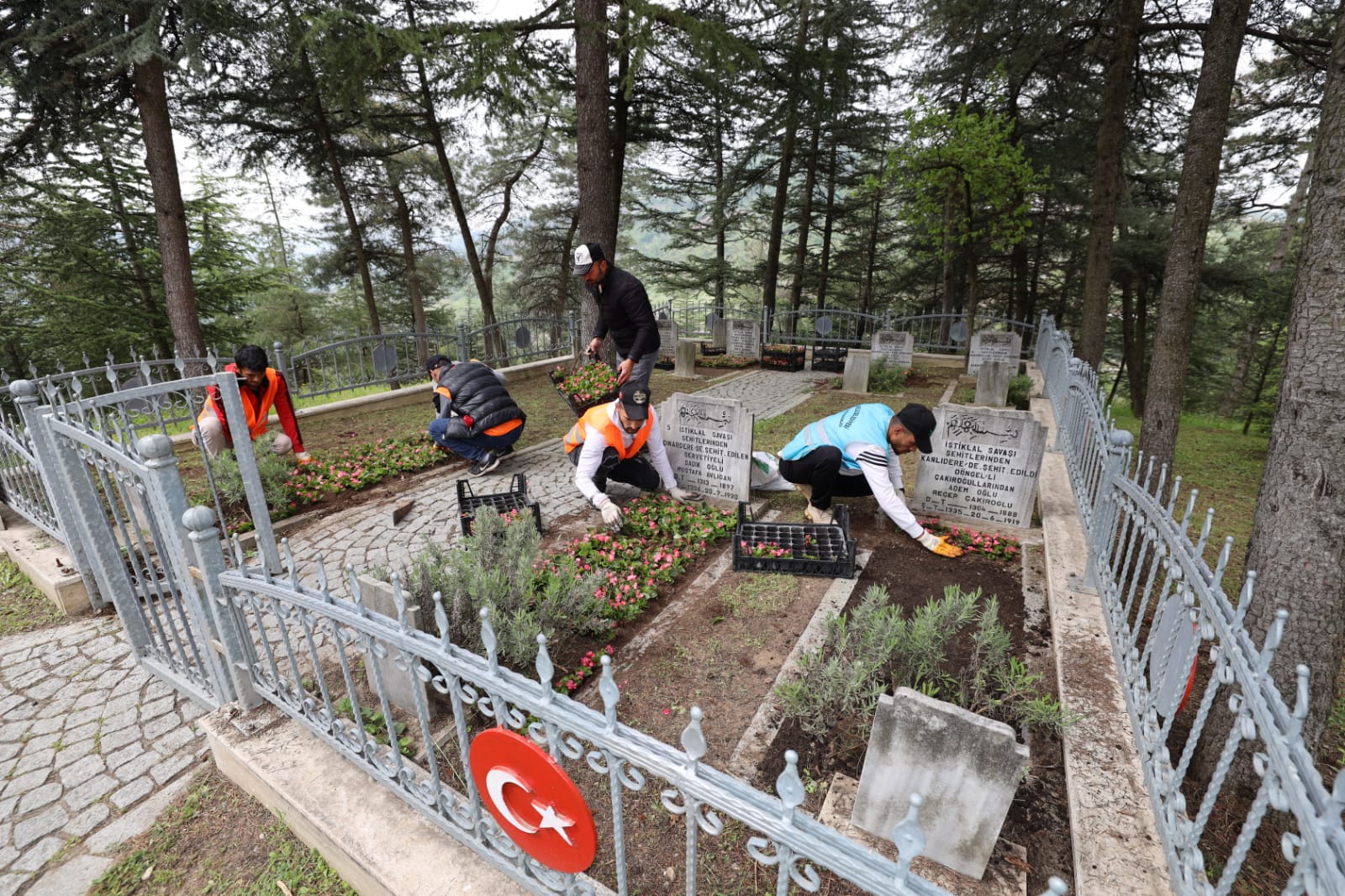 ehitlikler ve Mezarlklar Bayrama Hazrlanyor