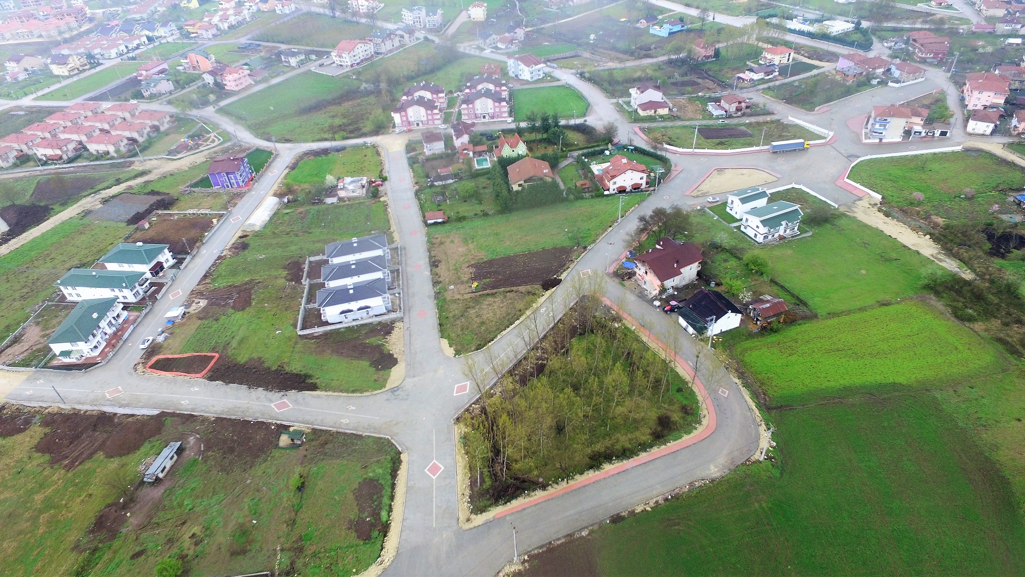 4 SOKAK PARKE TALARIYLA KAPLANDI