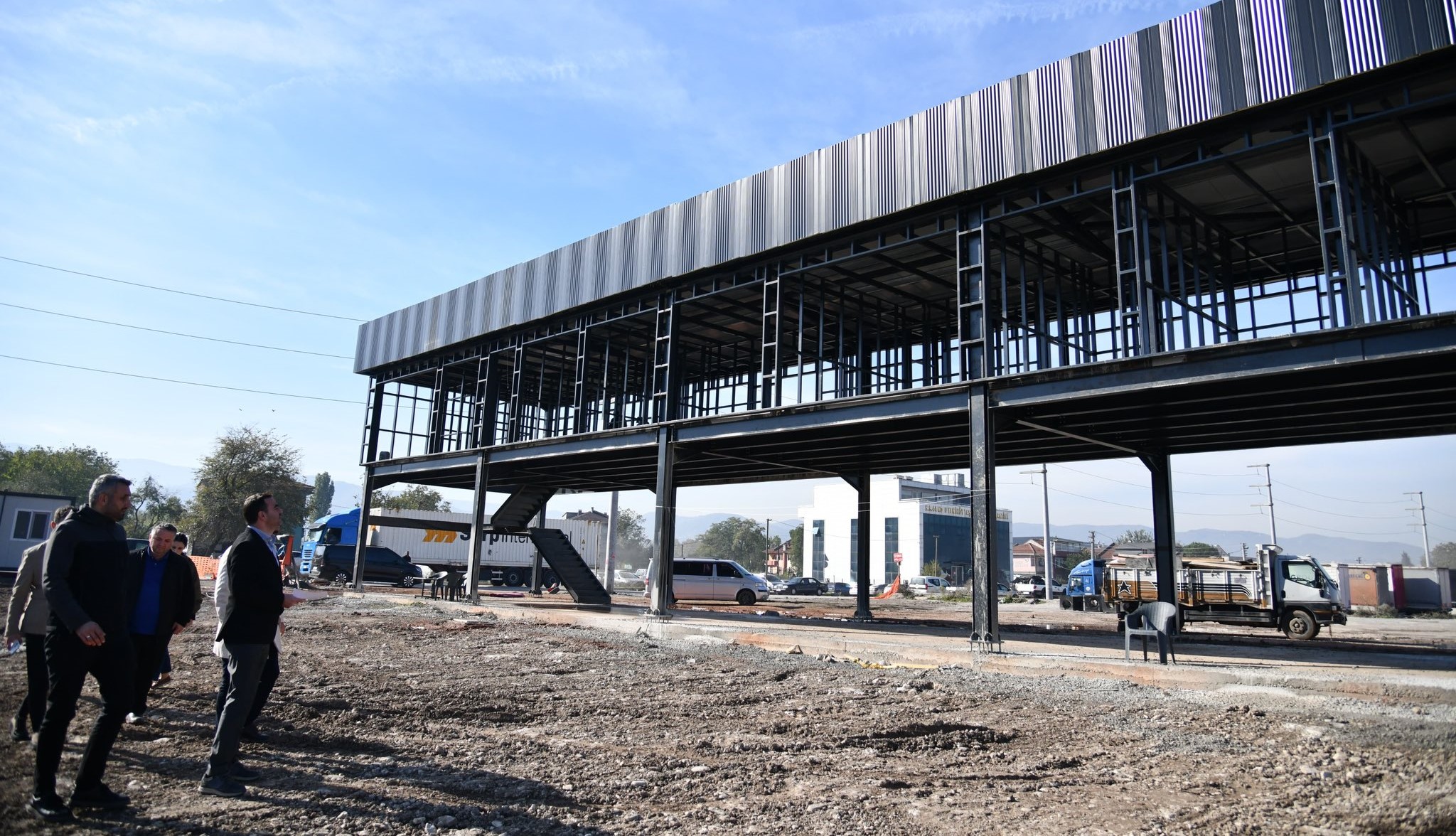 Bakan zlden Sahada Devam Eden almalara Yakn Takip