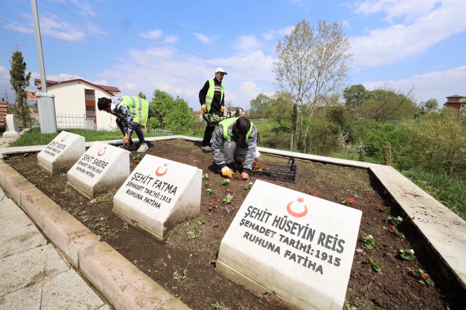 Baiskelede Mezarlklar ve ehitlikler Bayrama Hazr