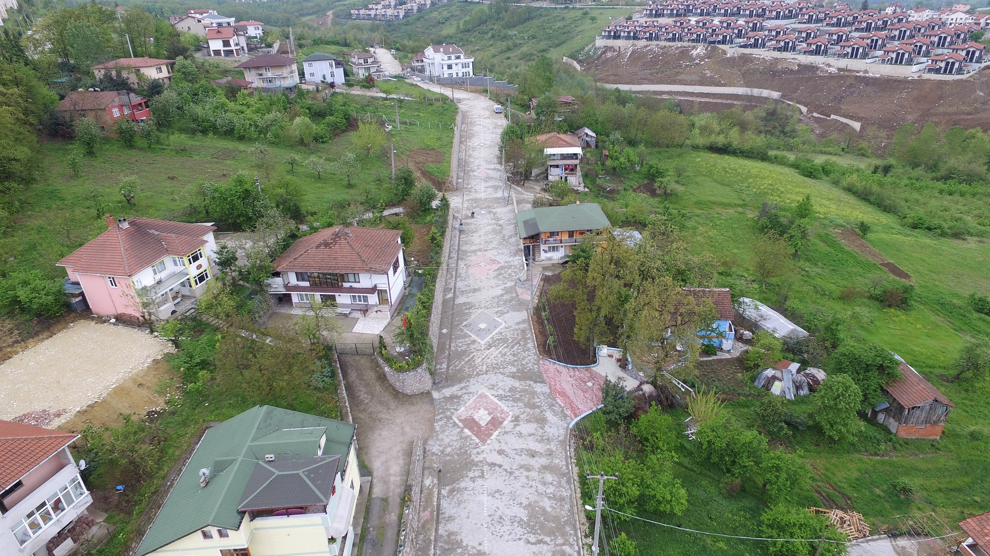 PARKE YOL YAPIM ALIMALARI HIZLA SRYOR