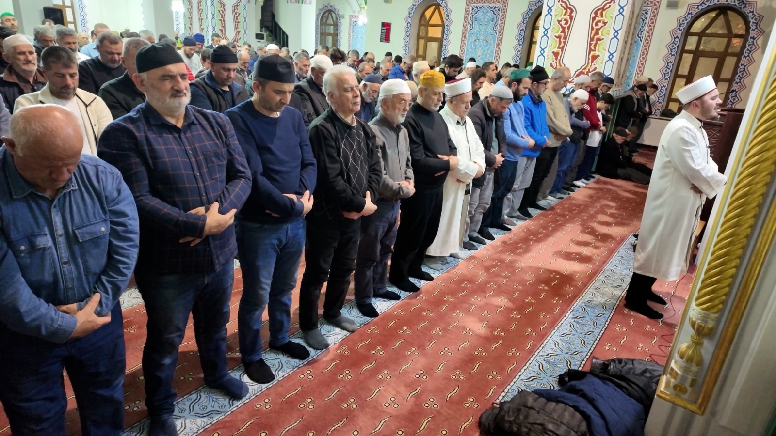Baiskeleliler Teravih Namazna Akn Ediyor