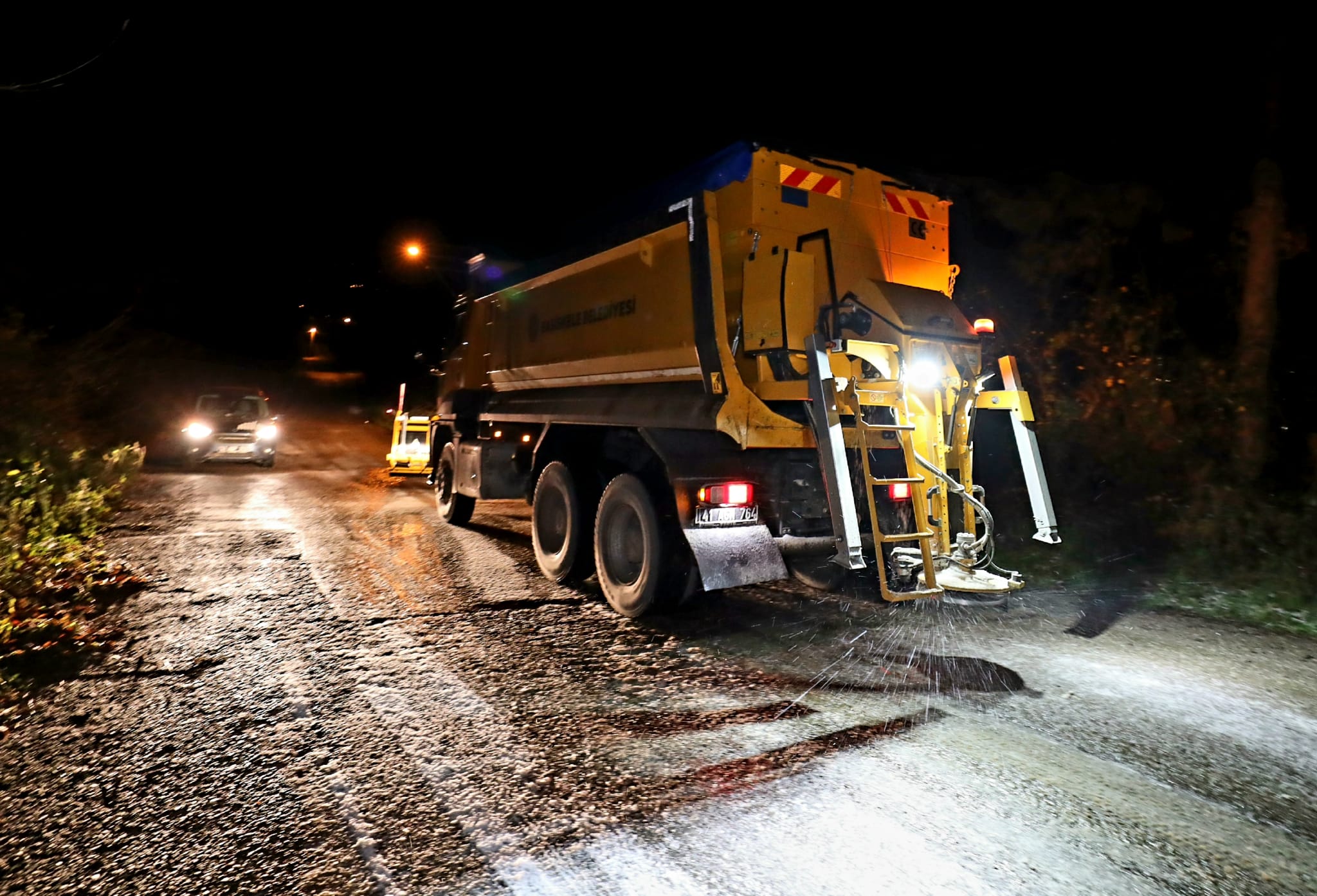 Baiskelede Gece Boyunca Gizli Buzlanmaya Kar Tuzlama