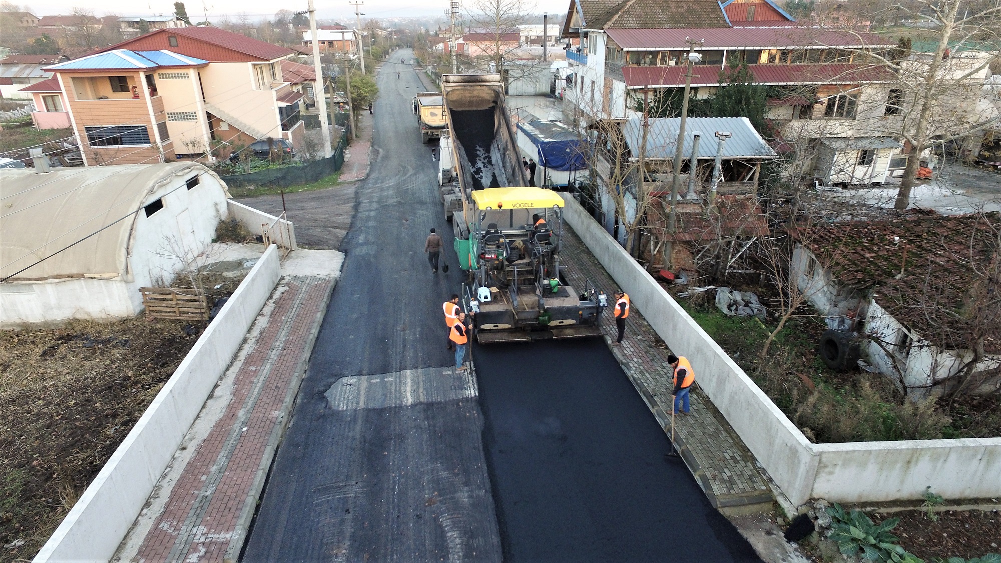 YARIALANI CADDESݴNE SICAK ASFALT